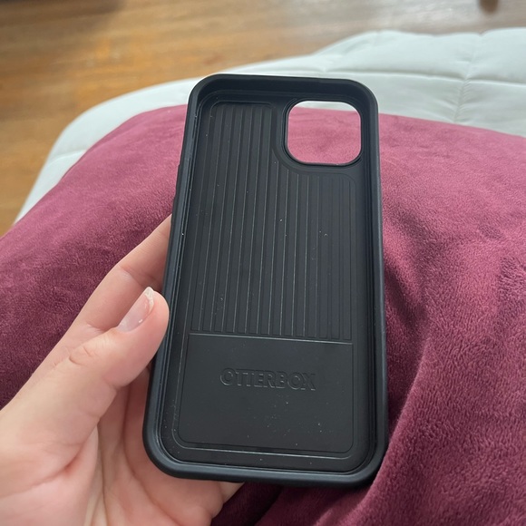 iPhone 13 otterbox - Picture 2 of 3